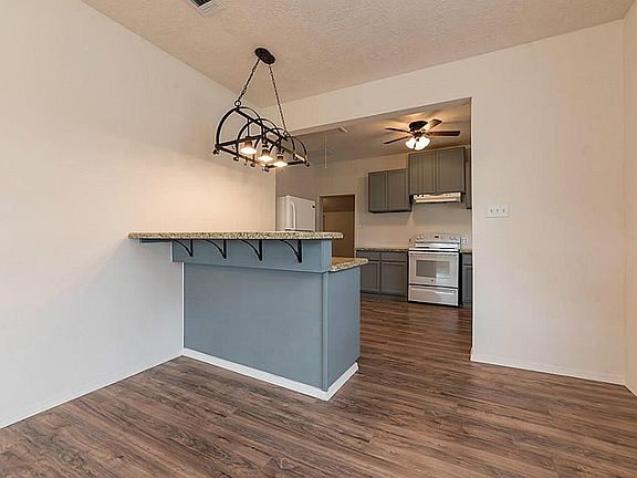 5th image of 1118 Dallas St