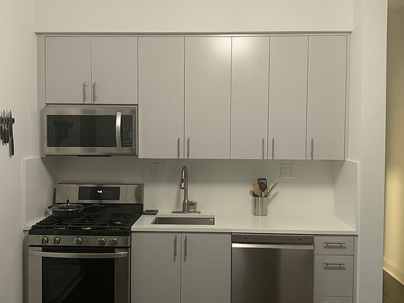 3rd image of 58 W 105th St