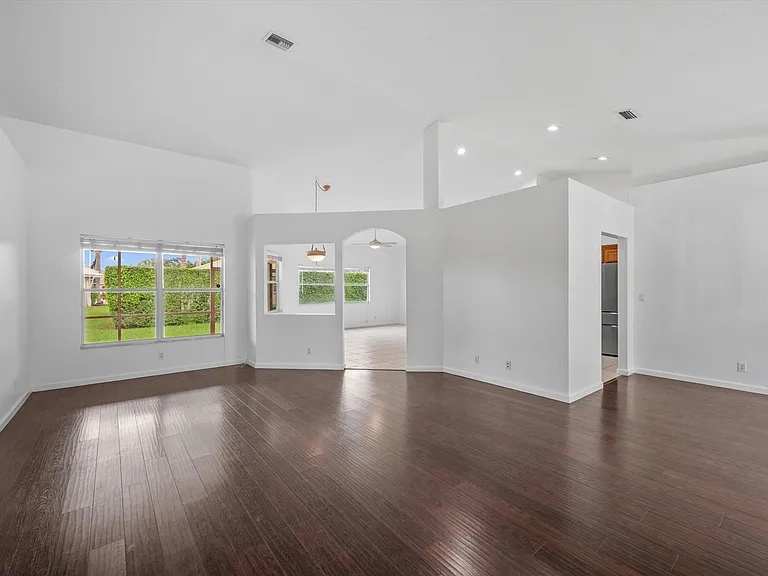 106 Fernwood Cres — Photo 4