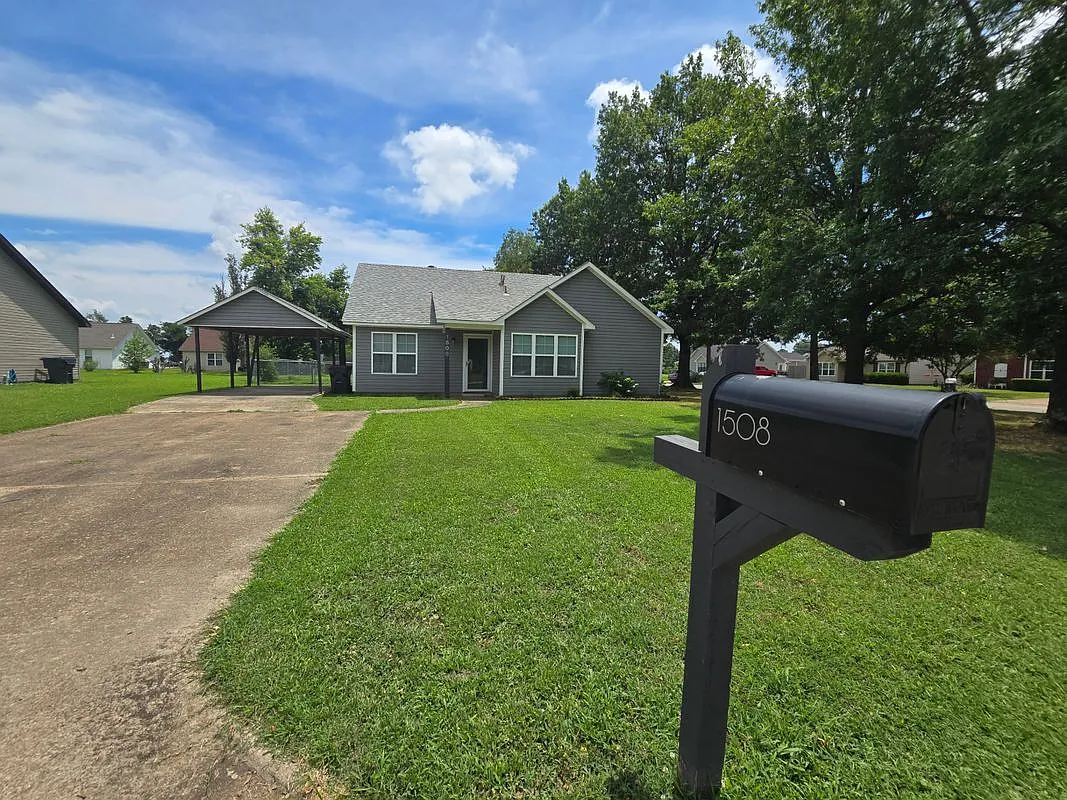 3 bed, 1.5 bath, 1036 sqft, $1,300 — Photo 1