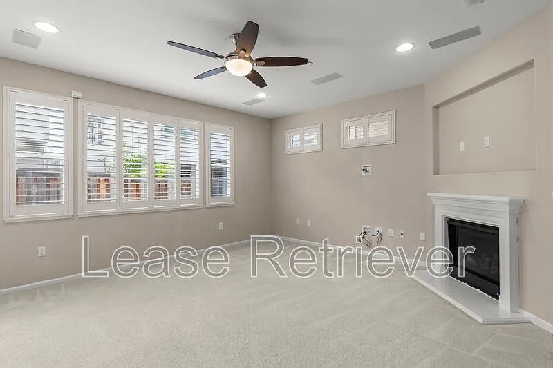 5 bed, 3.0 bath, 2375 sqft — Photo 2