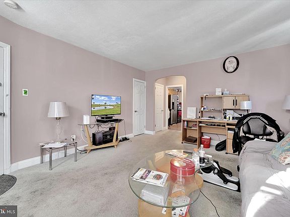 5th image of 856 Eaton Rd