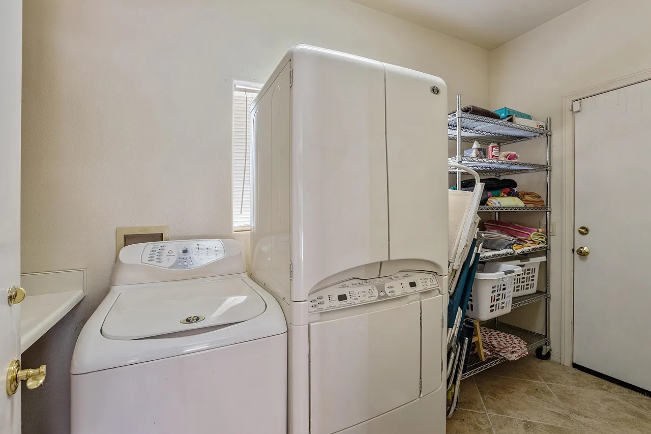 4 bed, 6847 sqft, $9,500 — Photo 2