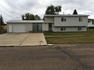 24 3rd St SW, Tioga, ND 58852