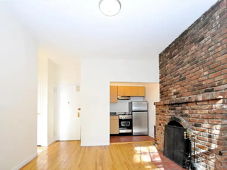 244 W 20th St #1R — Photo 1