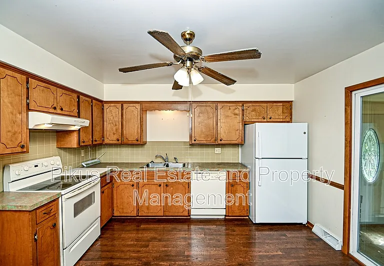 3300 Lake Center St NW — Photo 9