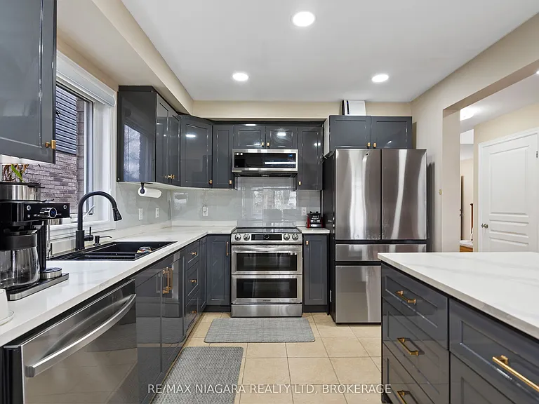 8511 Jennifer Cres — Photo 12