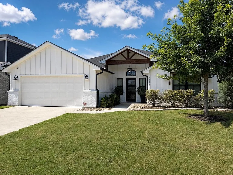 7119 Rosado Dr — Photo 10