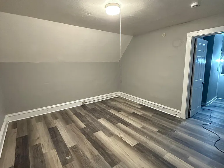 2515 Girard Ave N — Photo 2