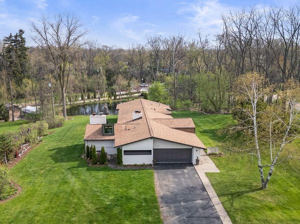 2330 N Pine Center Dr, West Bloomfield, MI 48323