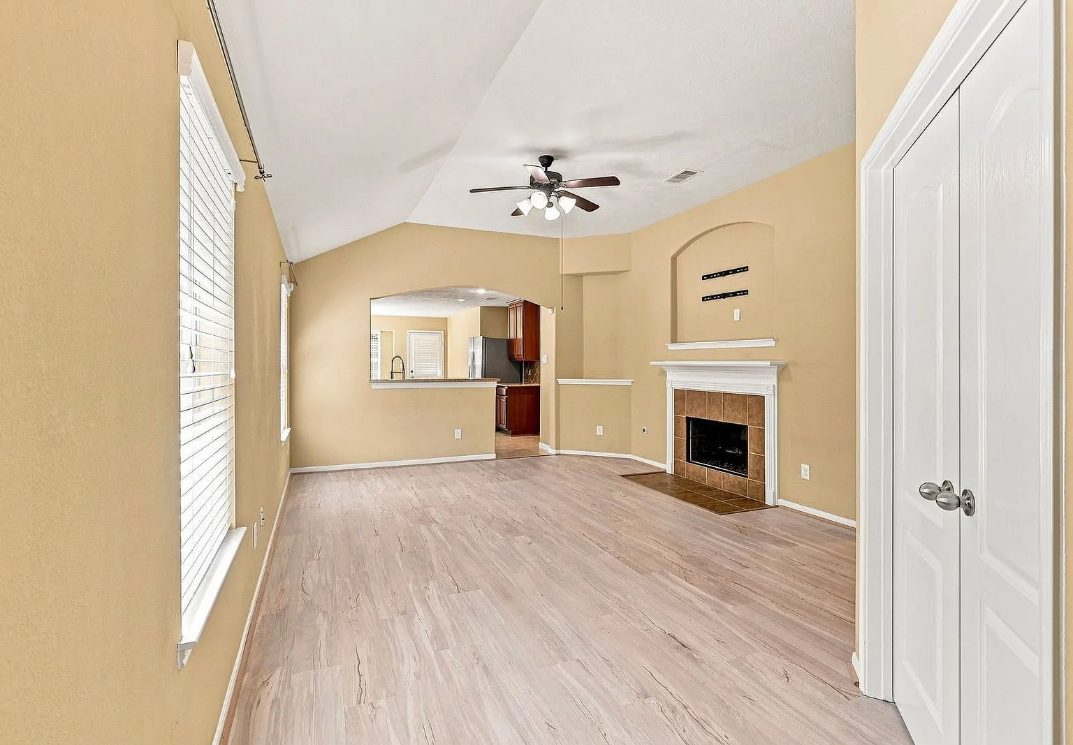 3 bed, 2.0 bath, 1625 sqft, $1,999 — Photo 4