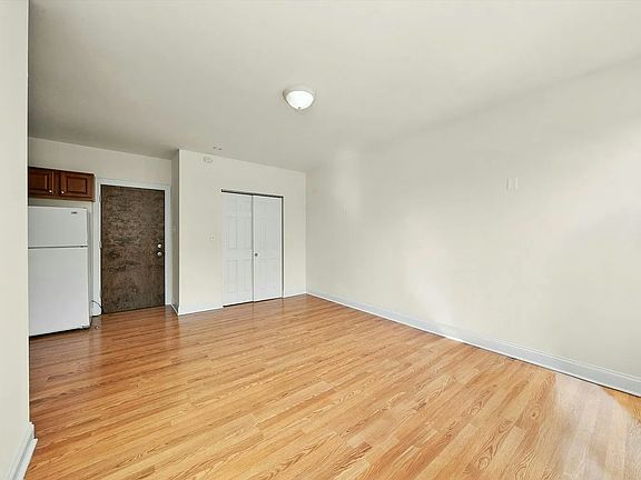 4th image of 2600-2601 N Kimball Ave #208