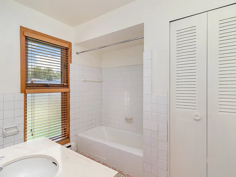 Golden Valley, MN Valley View Apartments | 11B | Bathroom