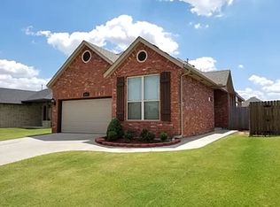901 Heather Ln, Moore, OK 73160