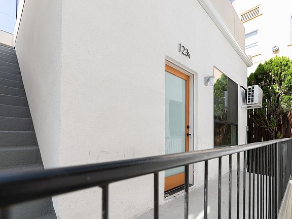 4th image of 121 N Berendo St #123-3/4