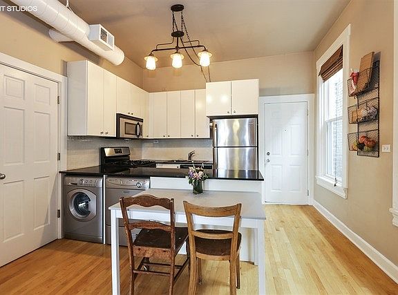 2nd image of 1729 W Erie St #3S