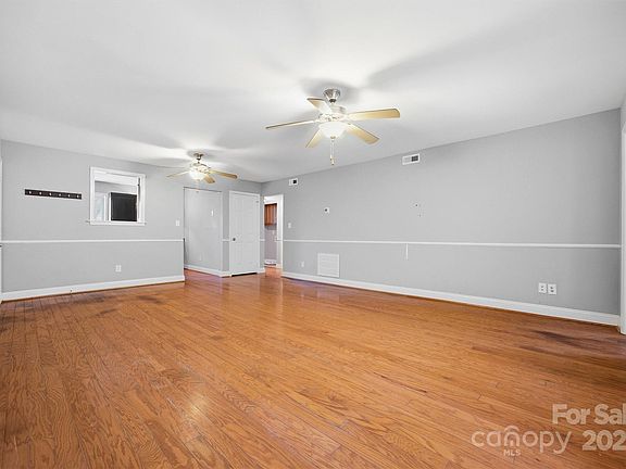 5th image of 1896 Fairlawn Ct
