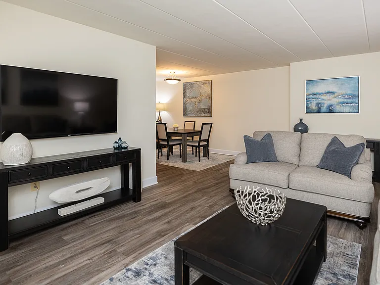 Ivy Hall Apartments — Photo 33
