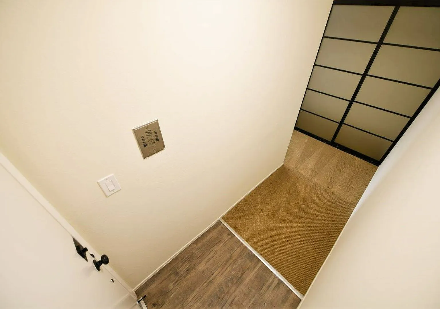 95 Linda Apartments — Photo 4