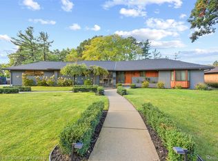 16 Shady Hollow Dr, Dearborn, MI 48124