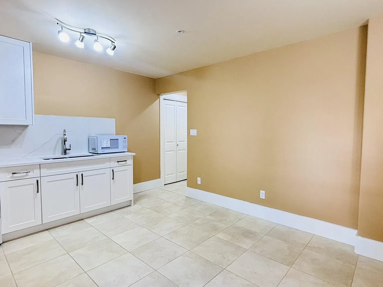 2139 W 22nd Ave — Photo 2
