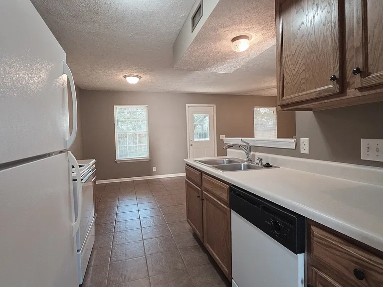261 Indian Park Dr — Photo 5