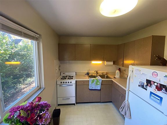 2nd image of 123 E Washington Ave APT 1N