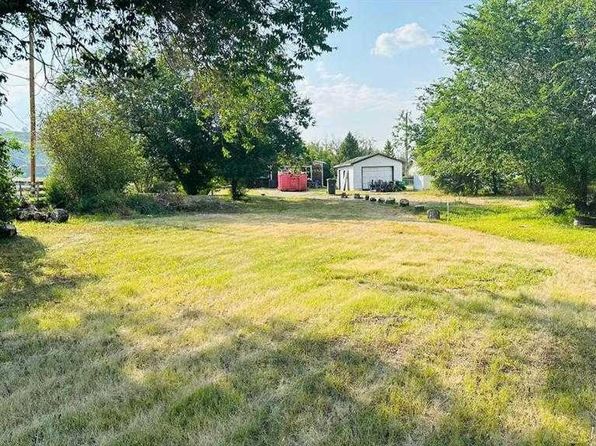 103 3rd St, Drumheller, AB T0J 0Y1