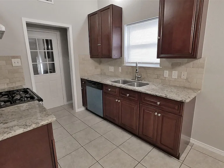 1018 Three Forks Dr — Photo 6