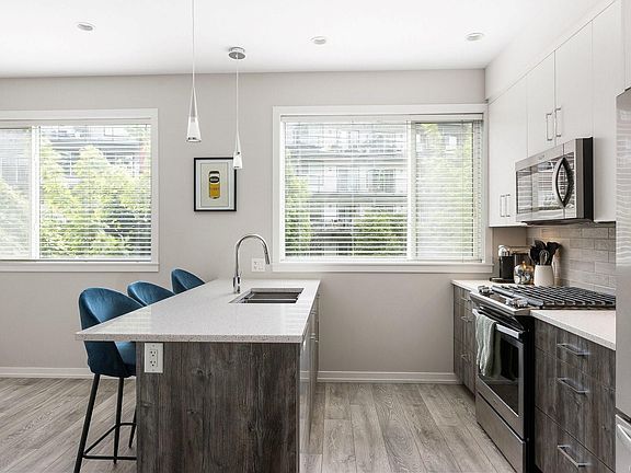 5th image of 694 Hoylake Ave #105