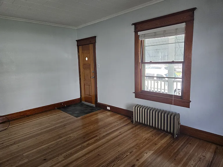326 1/2 Warren St — Photo 34