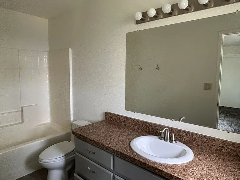 279 S G St — Photo 7