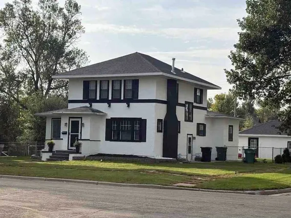 584 1st St S, Carrington, ND 58421