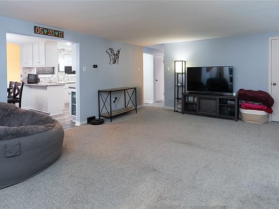 5th image of 256 Cloverleaf Dr