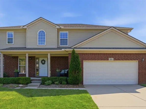 2114 Pinebrook Meadow Ct, Howell, MI 48843