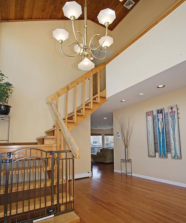 Dramatic 2-Story Entryway