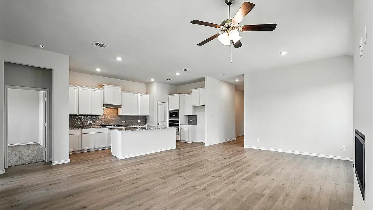 4 bed, 1935 sqft, $3,573 — Photo 3