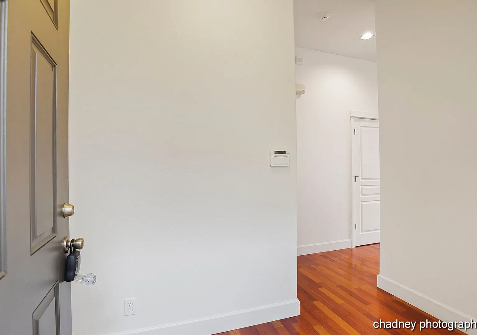 Exceptional Condition! Gated Community, Garage, Pool & Community Room. High end finishes ! — Photo 4