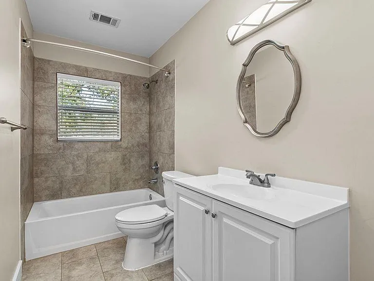 409 E Austin St — Photo 11