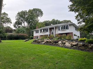 111 Darrow Ln, Greenlawn, NY 11740