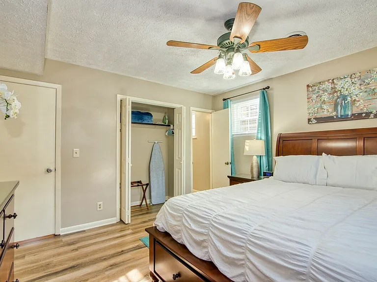 Oakstone Dr — Photo 4