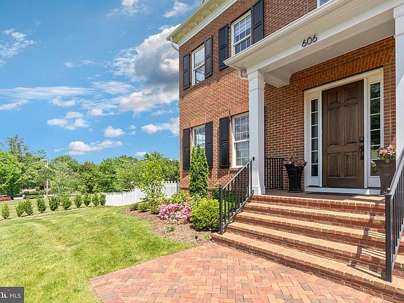3rd image of 606 President Ford Ln