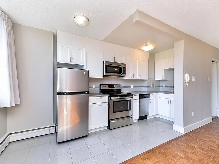 350 Douglas St — Photo 44