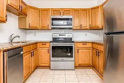 1005-1015 Lincoln Street - Lincoln Street Apartments - 1015 D2 — Photo 1