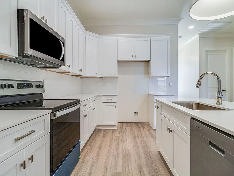 102 Perth Pl — Photo 13