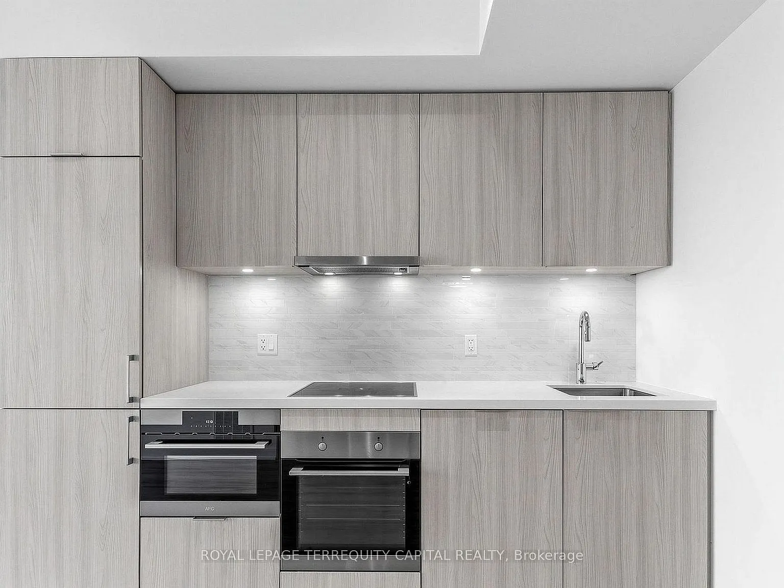 15 Queens Quay E — Photo 3
