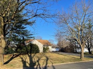 16 Laurel Ln, Commack, NY 11725