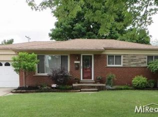 32338 Kelly Rd, Roseville, MI 48066