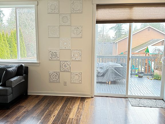 5th image of 633 199th St SW
