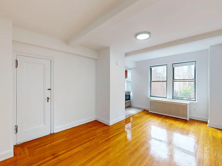 301 E 38th St #11F — Photo 3